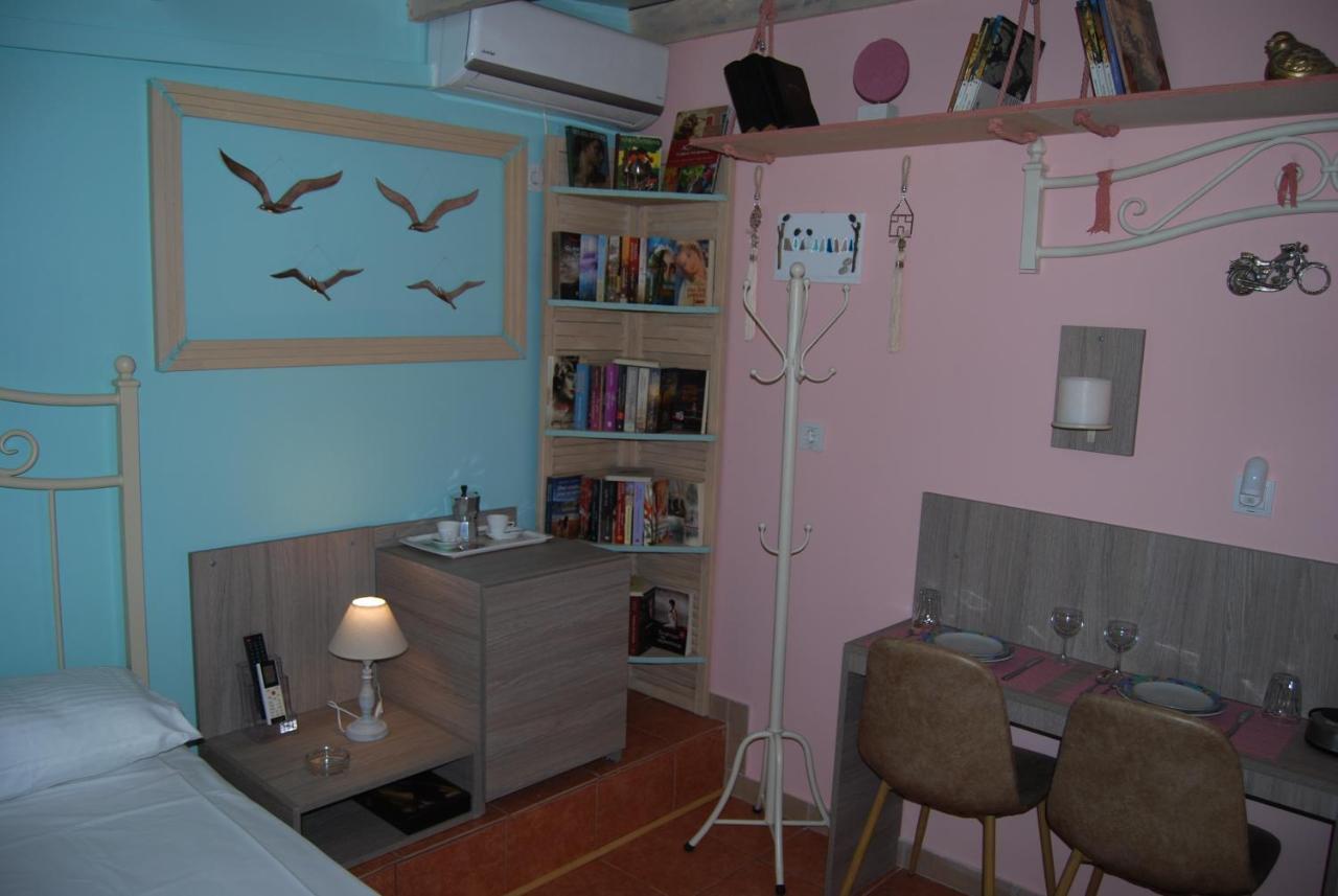 Luxury Traditional Room The Small Bookstore Kastro-Kyllini Exterior photo